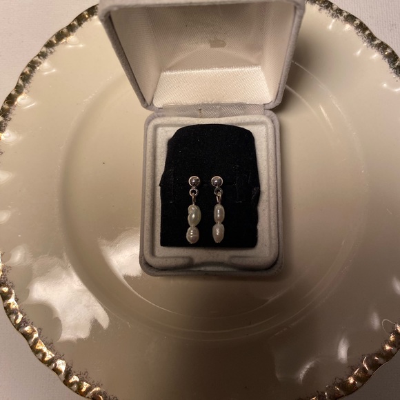 ๐ Tara Designs Lovely dainty minimalist freshwater cultured pearl drop earrings - Picture 3 of 4